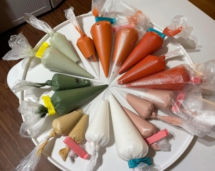 Tipless piping bags filled with RI