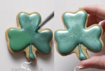 Green lustre dust applied on green icing.